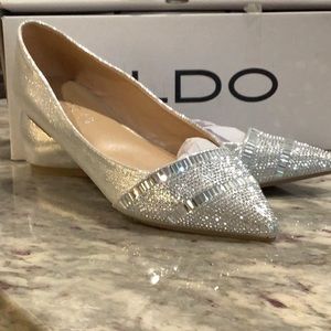Aldo, Benjamina size 8.